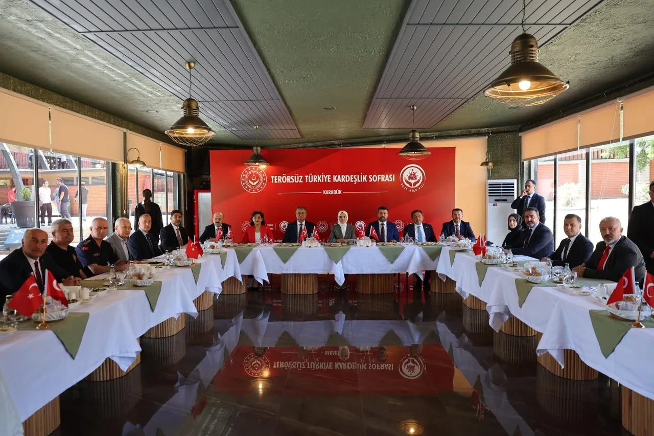 Bakan Göktaş Karabük'te şehit aileleriyle terörsüz Türkiye için bir araya geldi