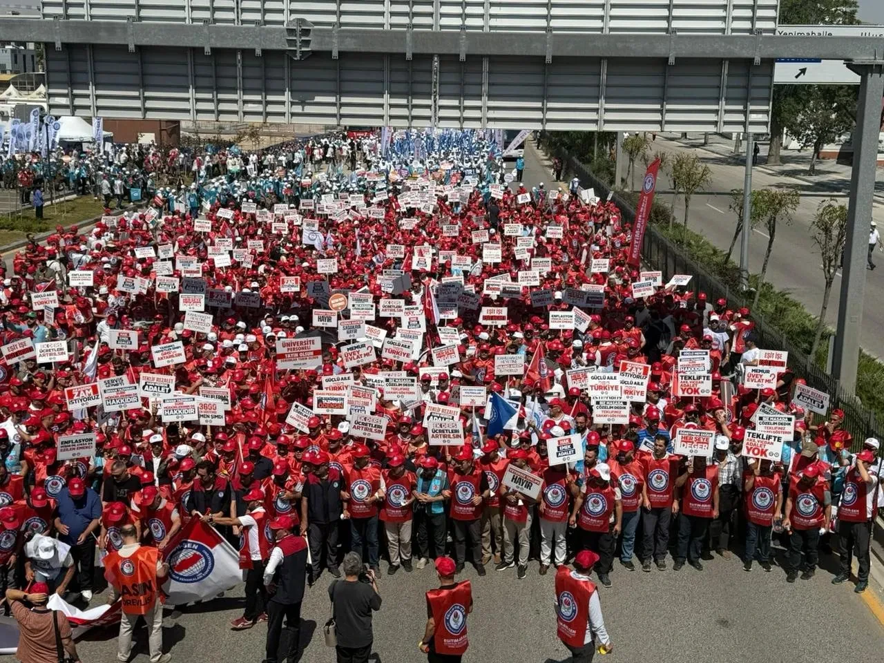 Memur-Sen üyeleri toplu sözleşme için Hazine ve Maliye Bakanlığı'na yürüdü