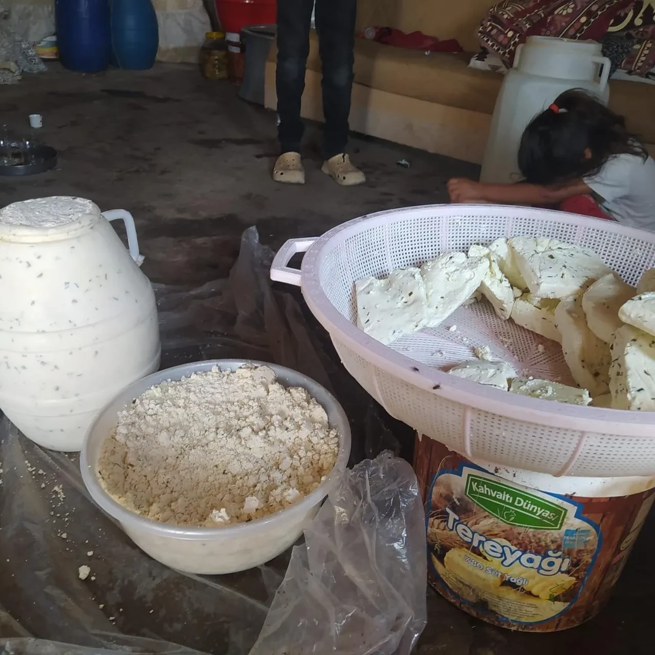 Ağrı'nın Aşağı Göçmez köyünde asırlık küp peyniri geleneği yaşatılıyor