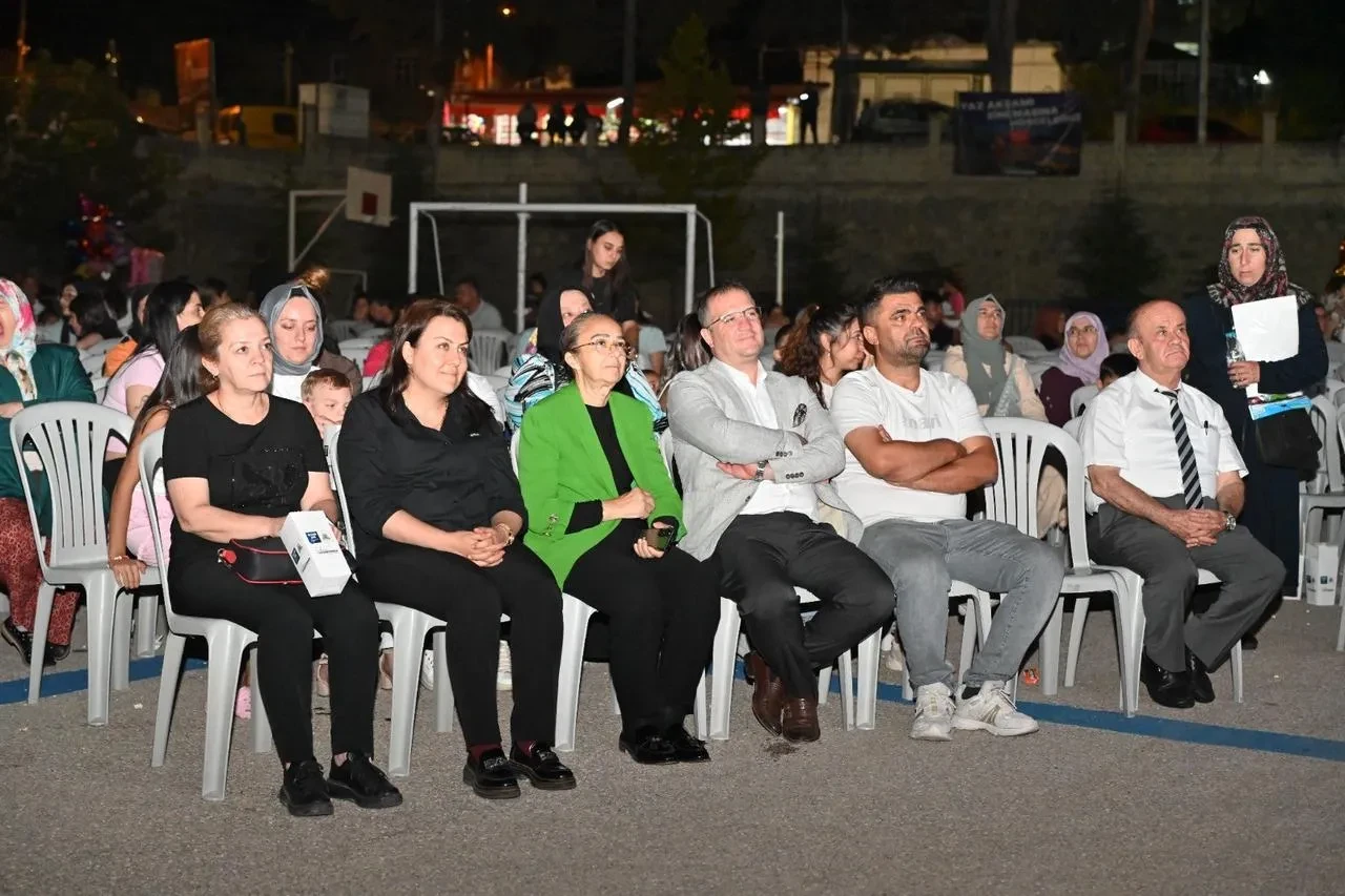 Isparta Belediyesi Dere Ve Yenice Mahallelerinde Sinema Etkinliği Düzenledi