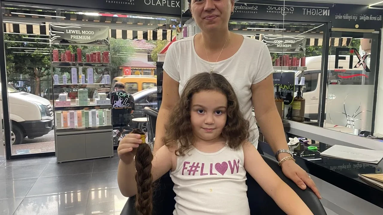 Antalya’da Asel Arven Mert Saçlarını Kanser Savaşçıları Derneği’ne Bağışladı