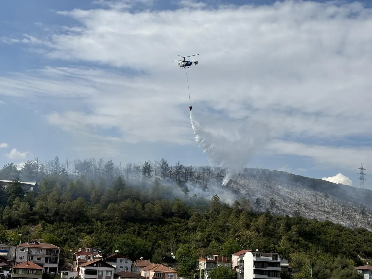 Kocaeli İzmit’te Ağaçlık Alana Sıçrayan Yangın Kontrol Altına Alındı