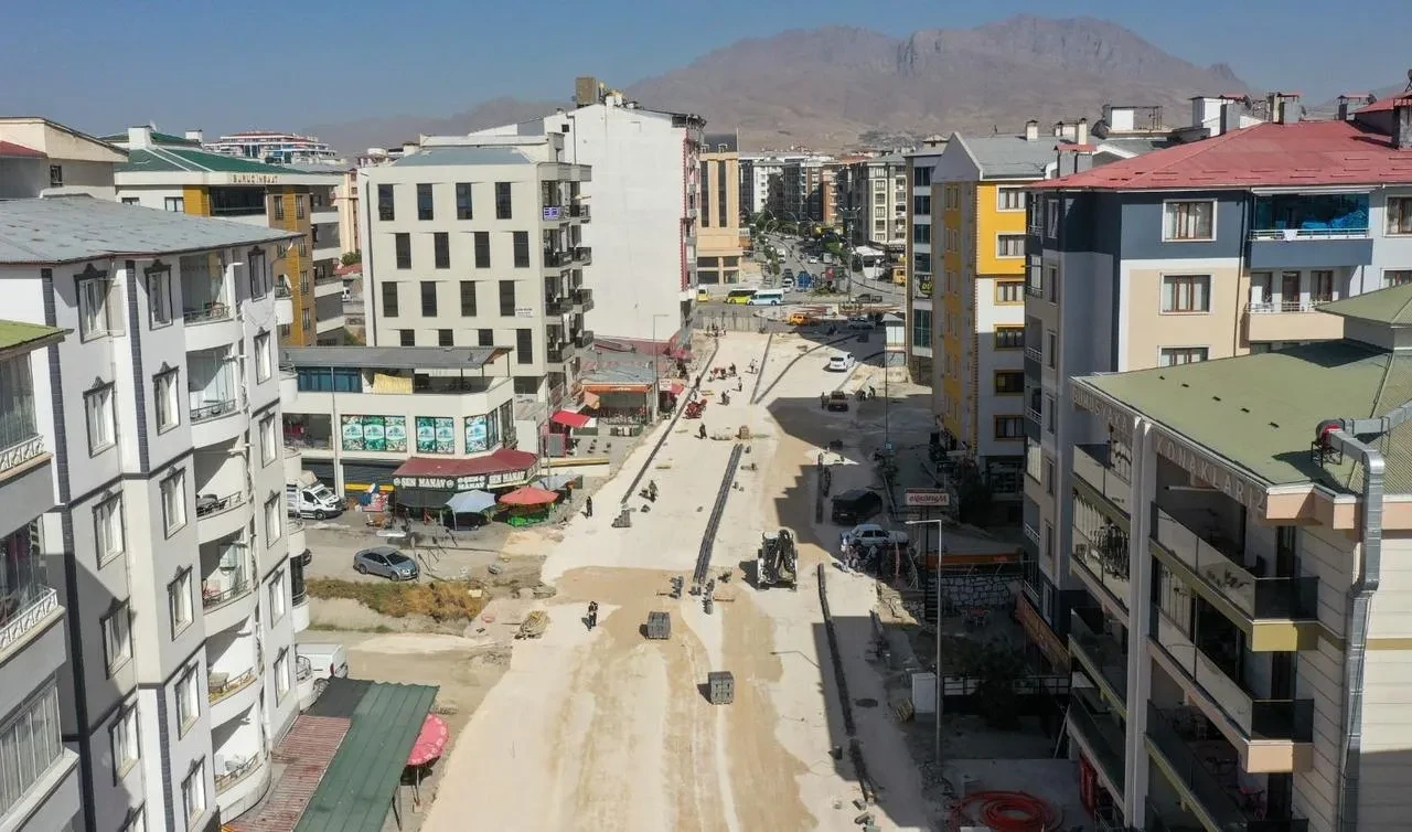 Van Büyükşehir belediyesi terzioğlu caddesinde yenileme çalışmaları tamamlanmak üzere