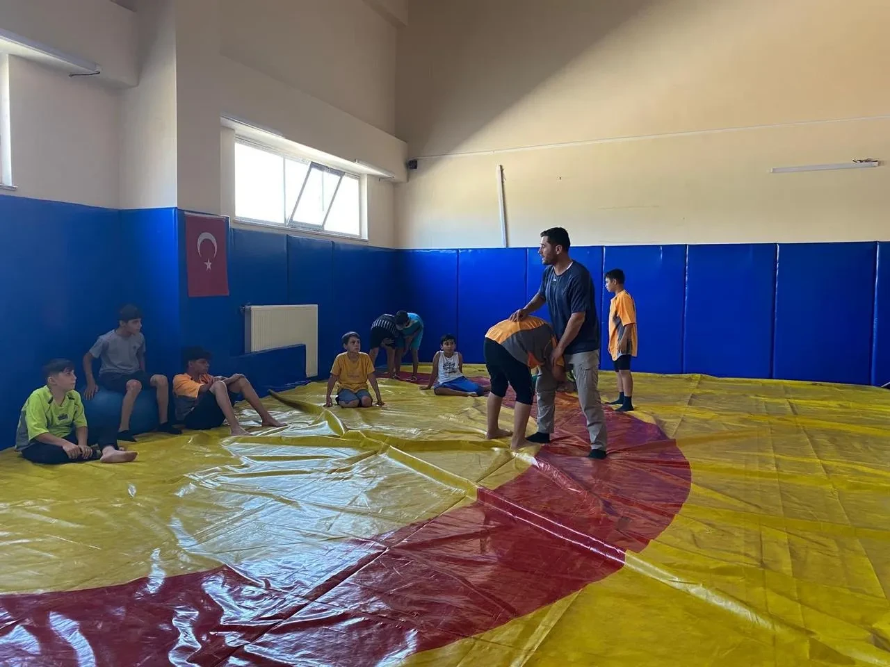 Muş’un Korkut ilçesinde yaz spor okulları güreş antrenmanları yoğun ilgi görüyor