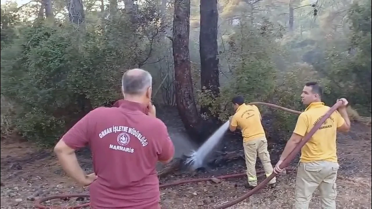 Marmaris’te Yıldırım Kaynaklı Orman Yangını Kontrol Altına Alındı