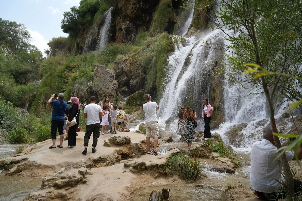 Erzincan'da Girlevik Şelalesi sıcaktan bunalanlara serinlik sunuyor