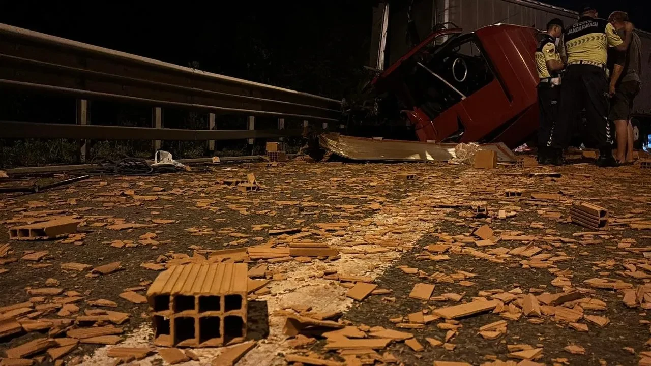 Bolu Dağı Tüneli'nde tır kazası: Sürücü yara almadan kurtuldu