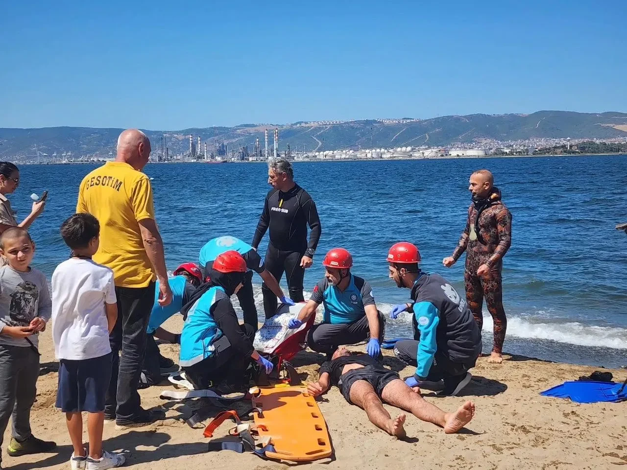 Gölcük’te 17 Ağustos Depremi Yıldönümünde Gerçekçi Tatbikat Gerçekleştirildi