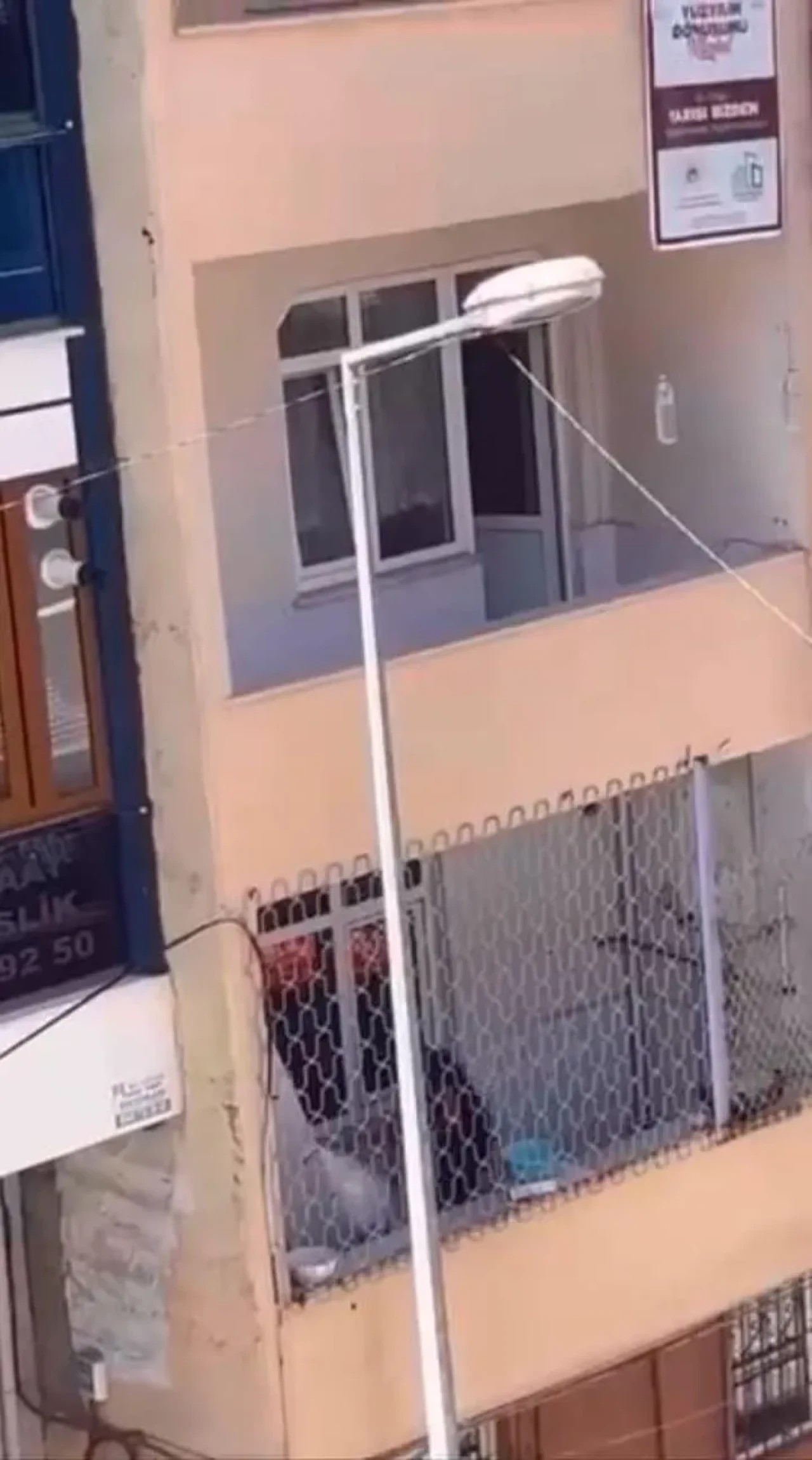 Esenyurt'ta mühürlü apartmandan kombi çalan şahıslar parayla aldık dedi