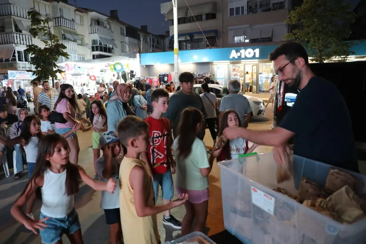 Bursa Büyükşehir Belediyesi Kamyoled Sineması ile açık havada film keyfi sunuyor