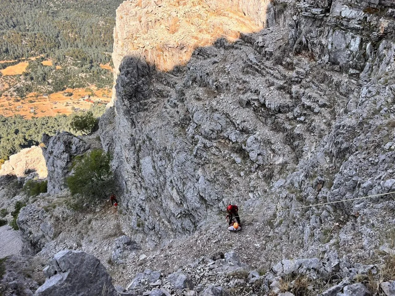 Fethiye’de Paraşütçü Ve Yolcusu Kayalık Alana Sert İniş Yaptı Kurtarıldı