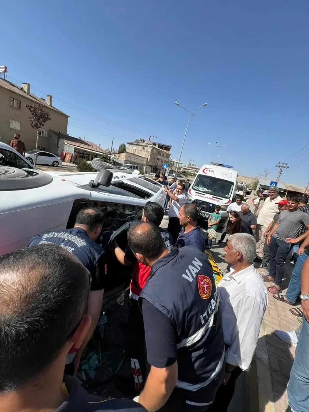 Van’da Ticari Araç Takla Attı Sürücü Yaralandı