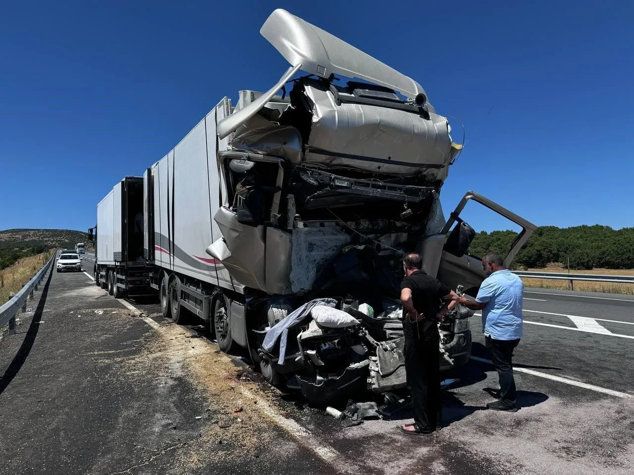 Elazığ-Bingöl karayolunda tır ile kamyon çarpıştı, sürücü hayatını kaybetti