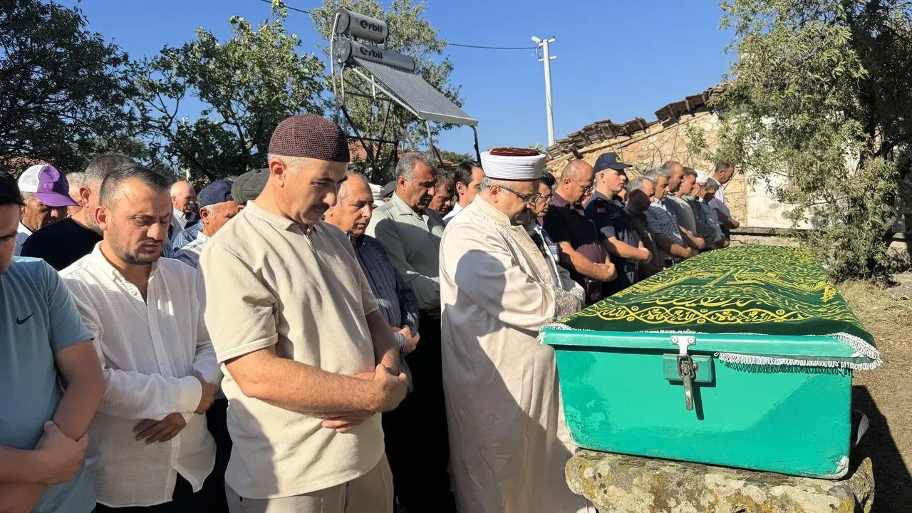 Manisa'nın Gördes ilçesinde deprem sonrası camide hayatını kaybeden kişi toprağa verildi