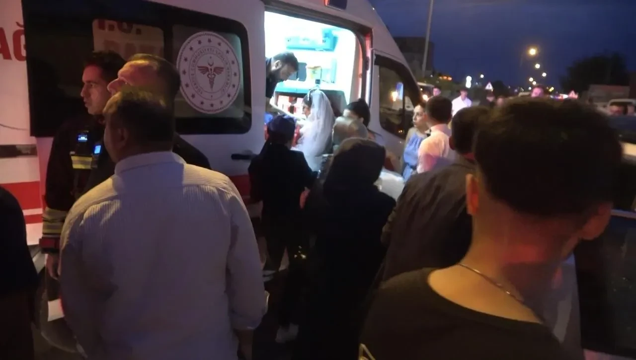 Samsun'un Bafra ilçesinde düğün konvoyunda kaza iki kişi yaralandı