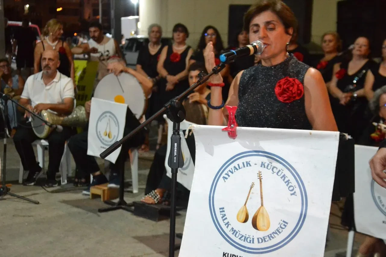 Ayvalık'ta Küçükköy Halk Müziği Derneği Korosu büyük ilgi gördü (11 kelime,