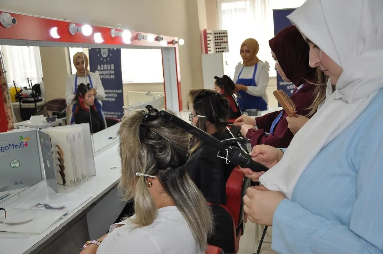 Bursa Büyükşehir Belediyesi kadınlara meslek eğitimi verdi