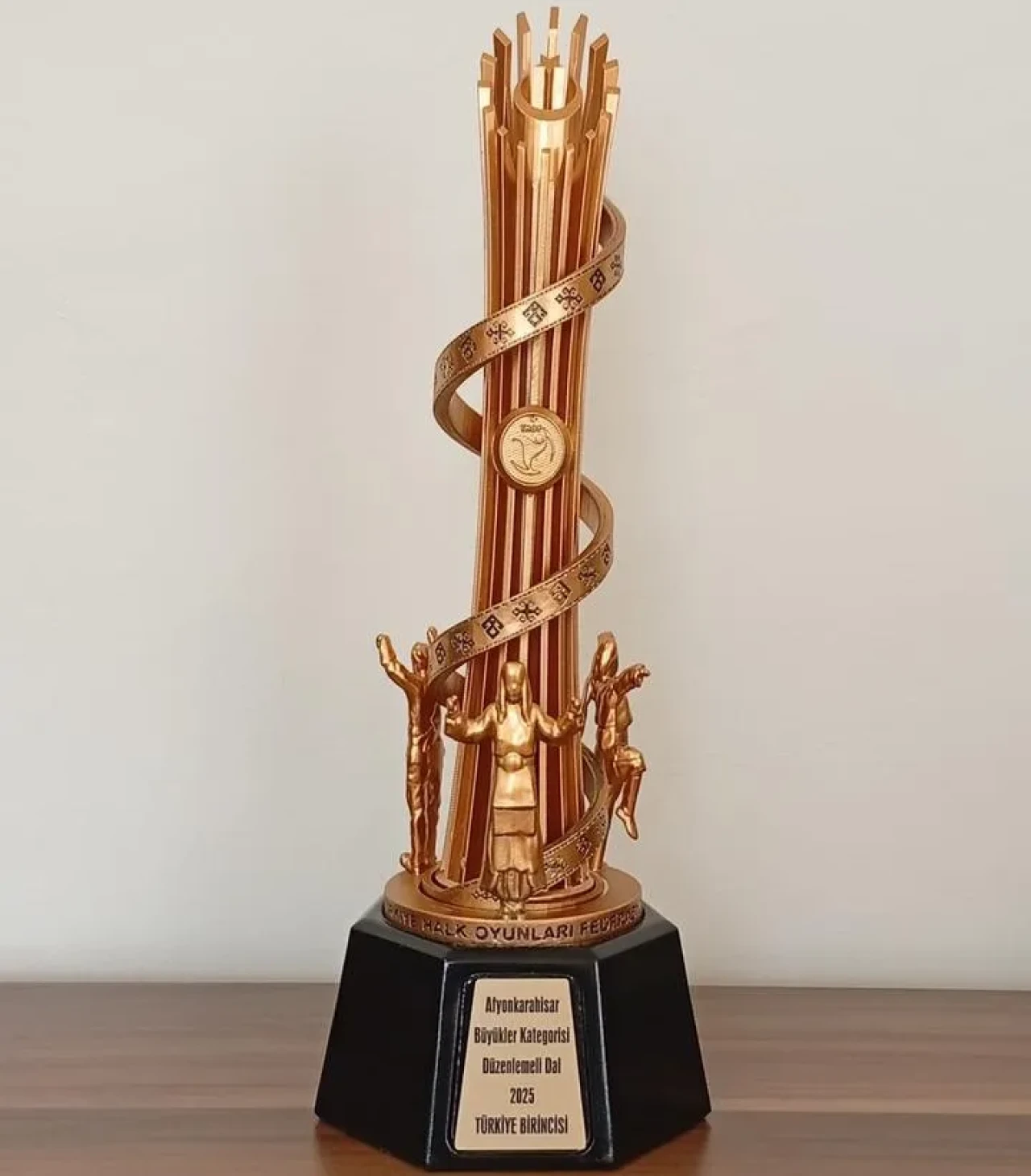 Kütahya Halk Eğitimi Merkezi halk oyunları ekibi Türkiye şampiyonu oldu