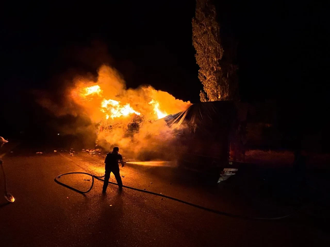 Çorum’da Çöp Yüklü Tırın Dorsesinde Yangın Çıktı İtfaiye Müdahale Etti