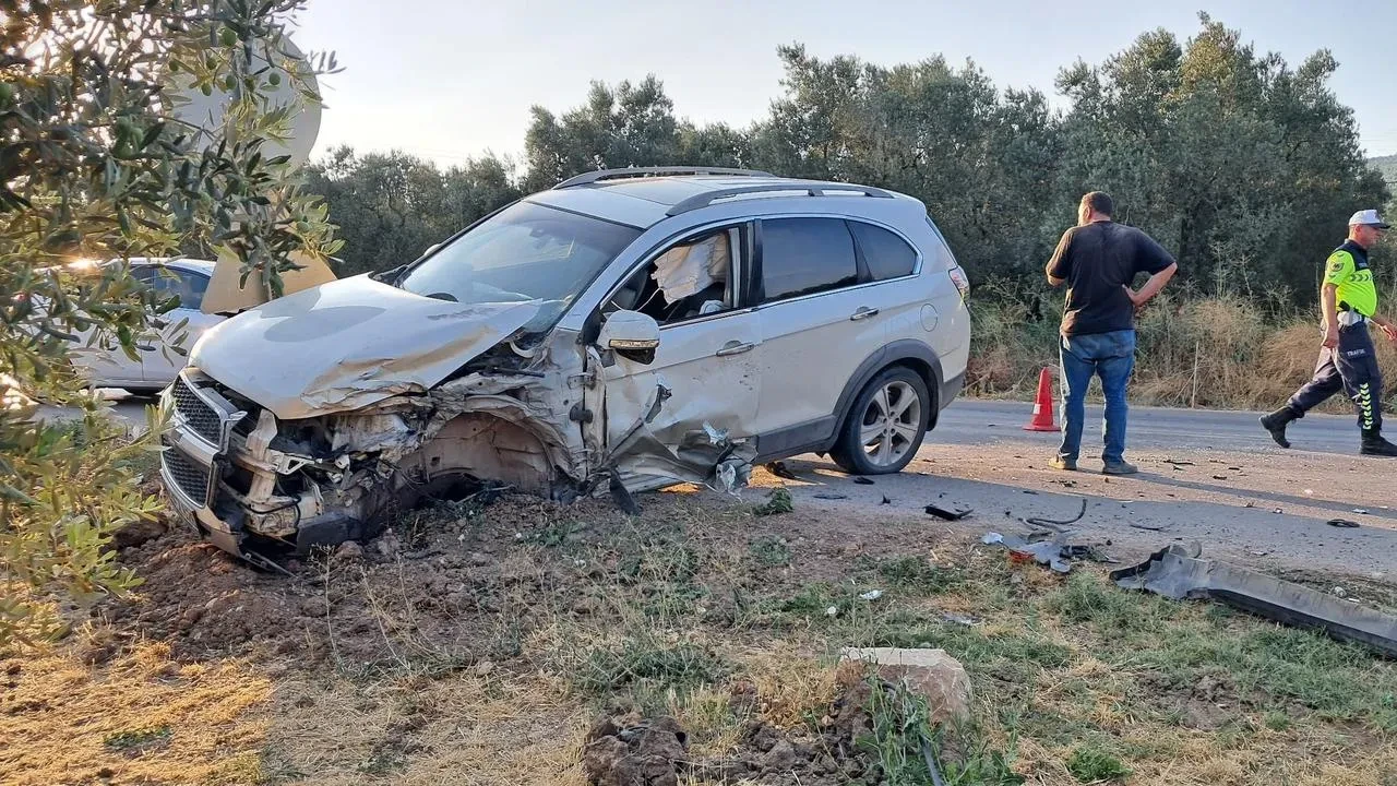 Bursa İznik'te hatalı sollama sonucu üç araç kazaya karıştı