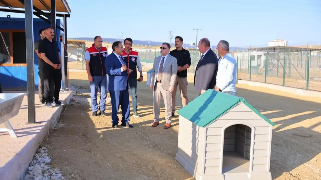 Bayburt Valisi ve Bakan Danışmanı Hayvan Bakım Evi Projesini İnceledi