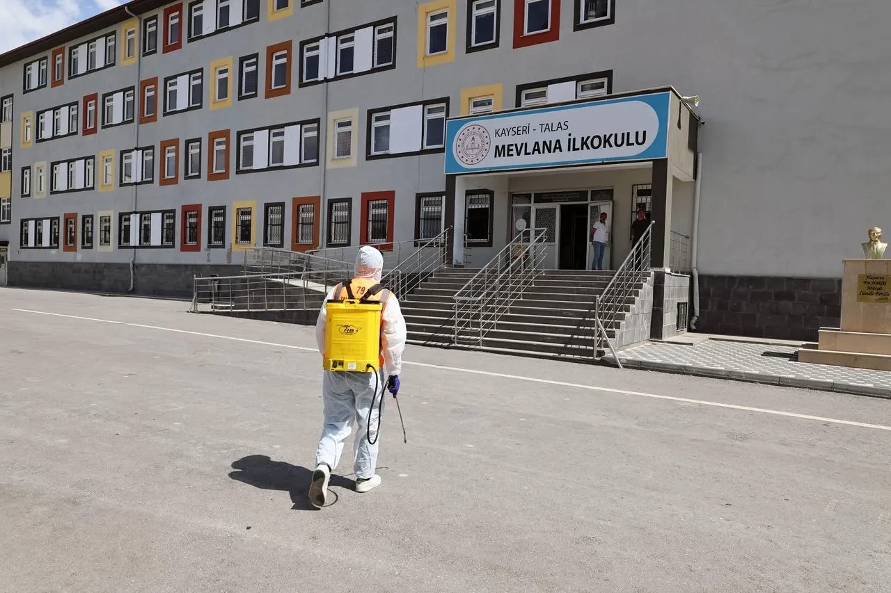 Talas Belediyesi Okullarda İlaçlama Ve Dezenfeksiyon Çalışması Başlattı