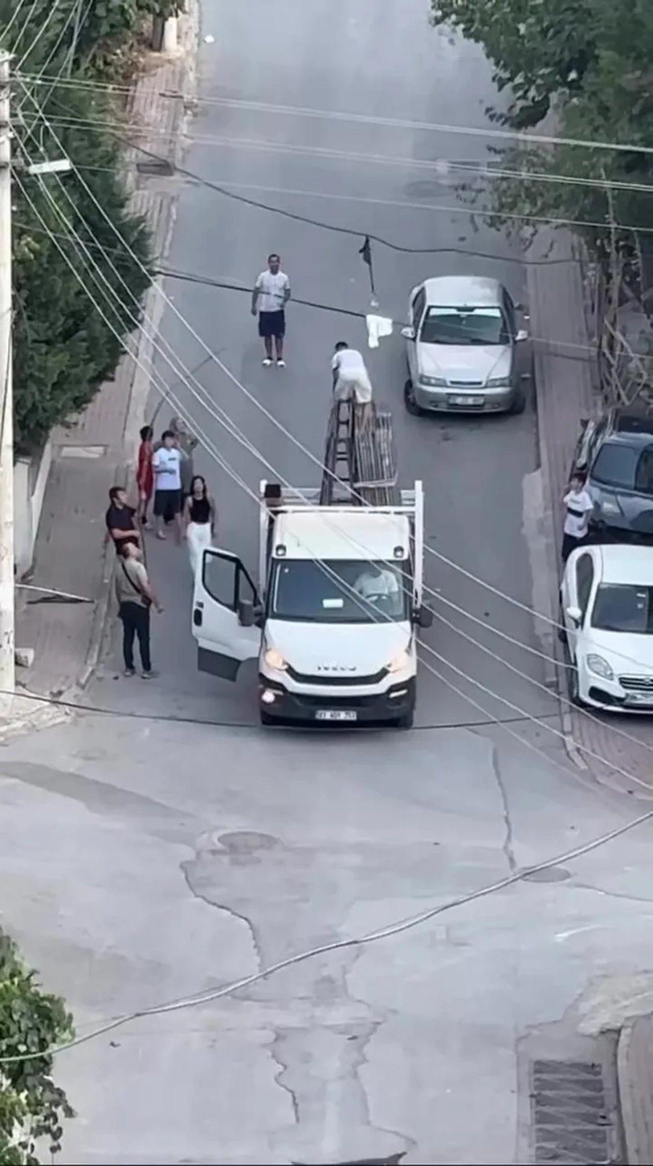 Kocaeli'nin Çayırova ilçesinde tele takılan güvercin genç tarafından kurtarıldı