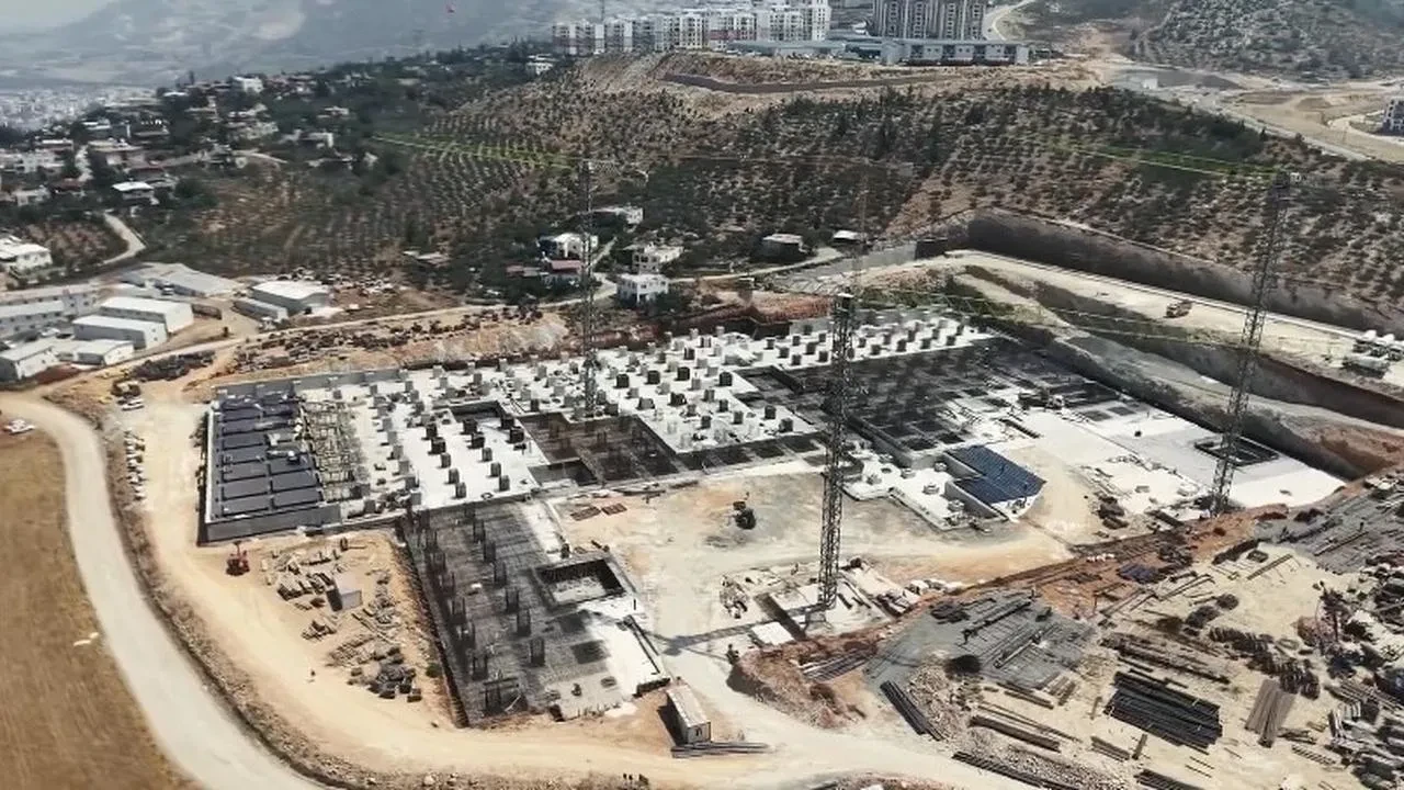 İskenderun’da sismik izolatörlü 600 yataklı devlet hastanesi inşası hızla sürüyor