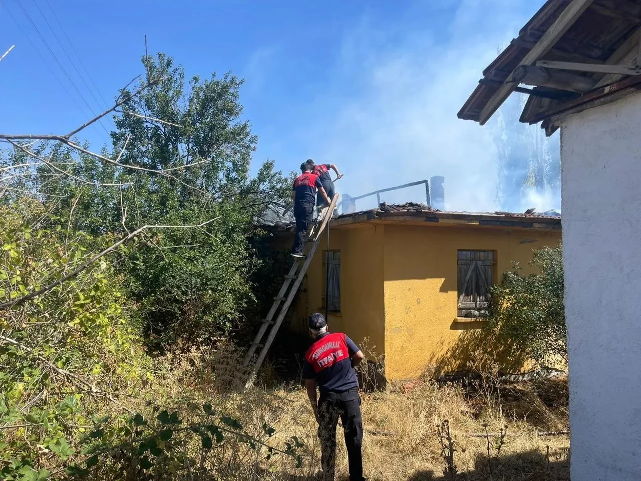 Çorum'un Sungurlu ilçesinde tarlada çıkan yangın binayı kullanılmaz hale getirdi