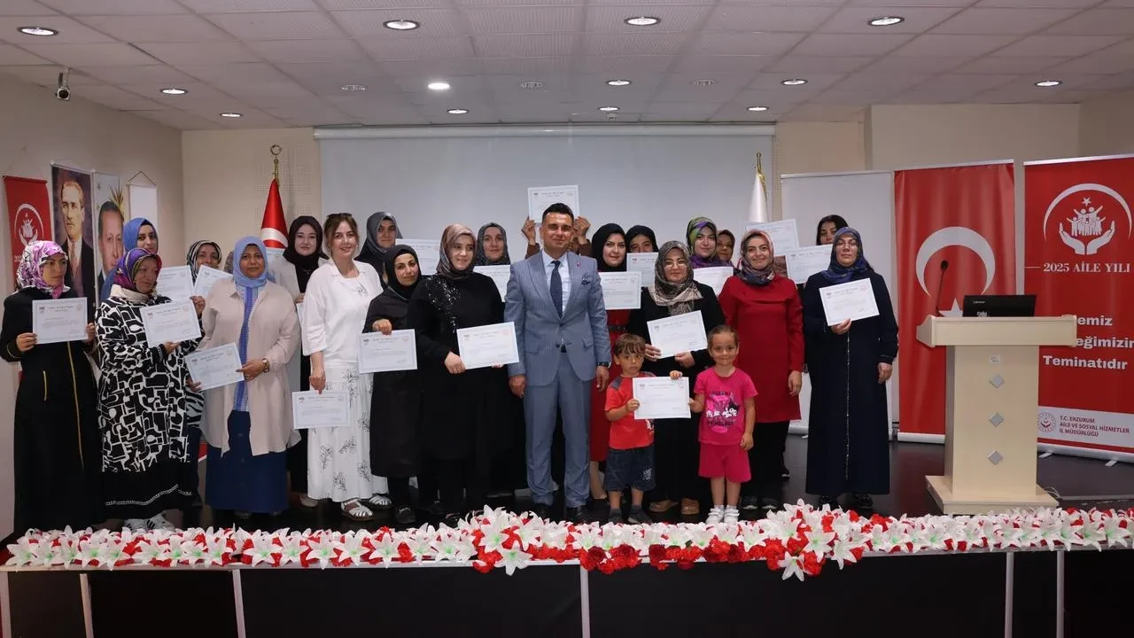 Erzurum'da aile eğitimi programını tamamlayan kursiyerlere belge töreni düzenlendi