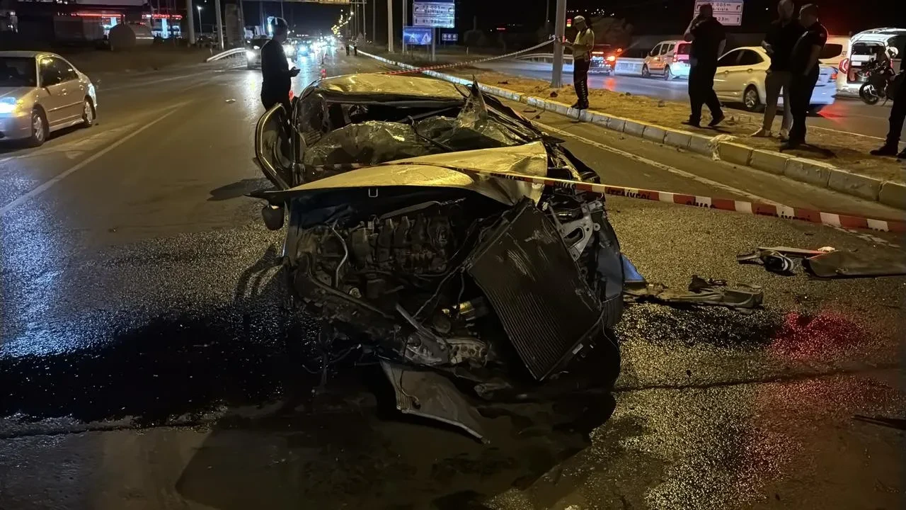 Sivas'ta bariyere çarpan otomobil metrelerce sürüklendi, 1 ölü 1 yaralı