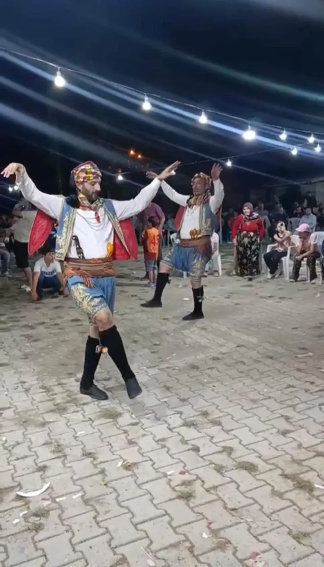 Afyonkarahisar'da geleneksel sünnet düğünü meşaleler ve davullarla kutlandı