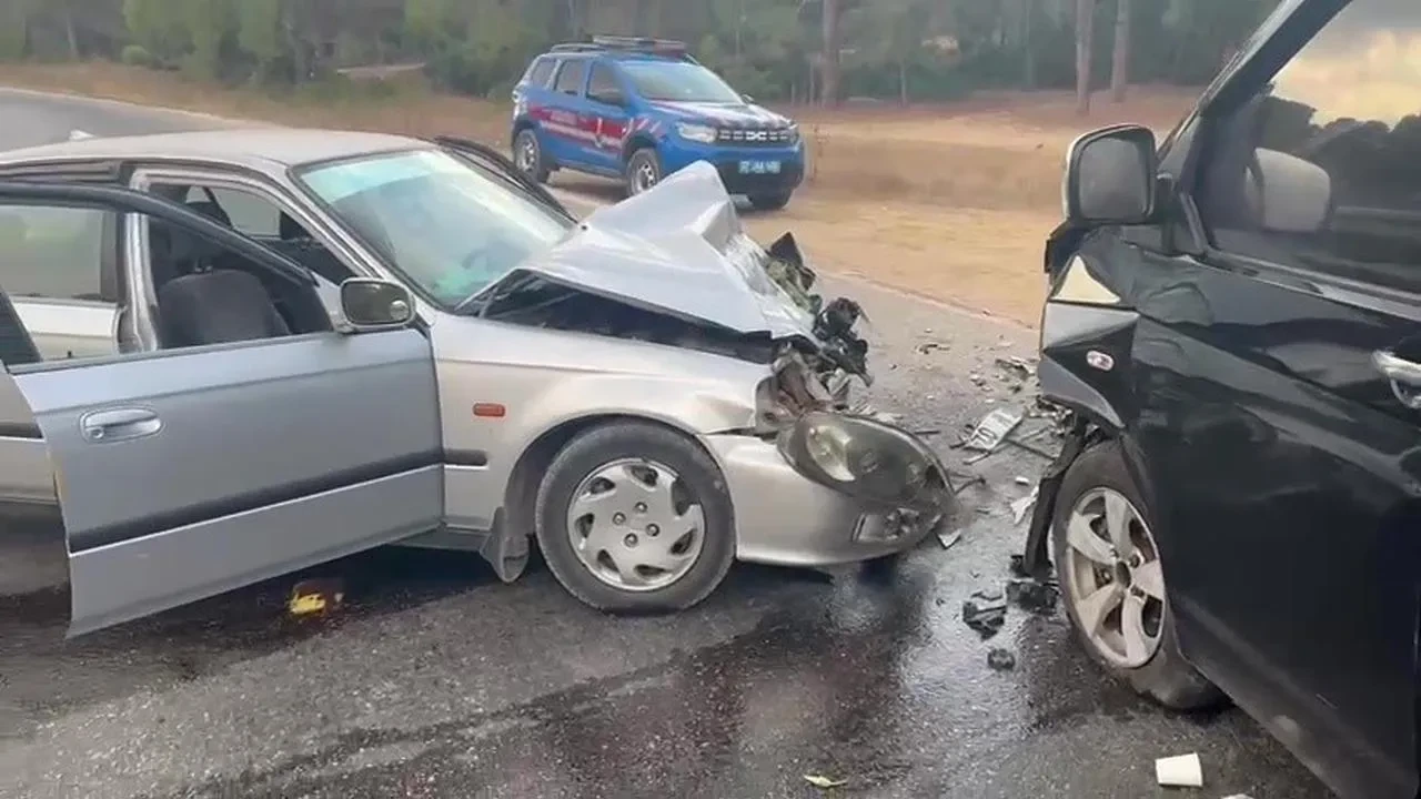 Manavgat’ta otomobil ile ticari araç çarpıştı, 3 kişi yaralandı