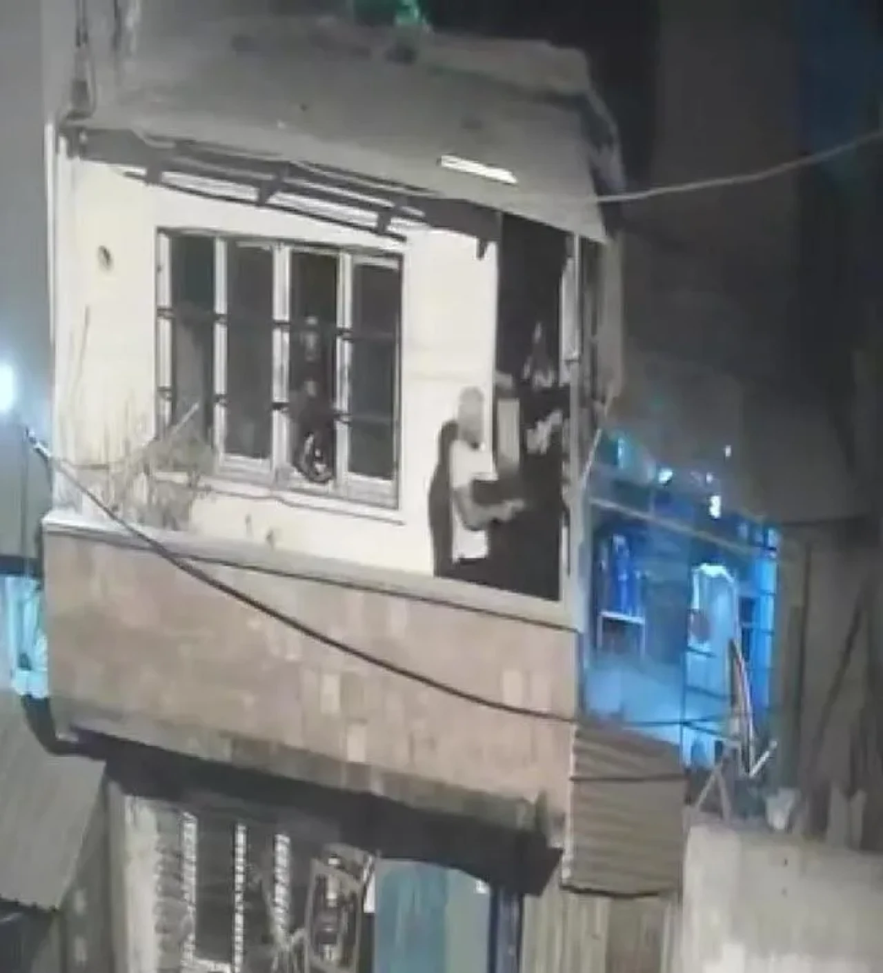 Adana'da komşular arasında balkondan silahlı çatışma yaşandı