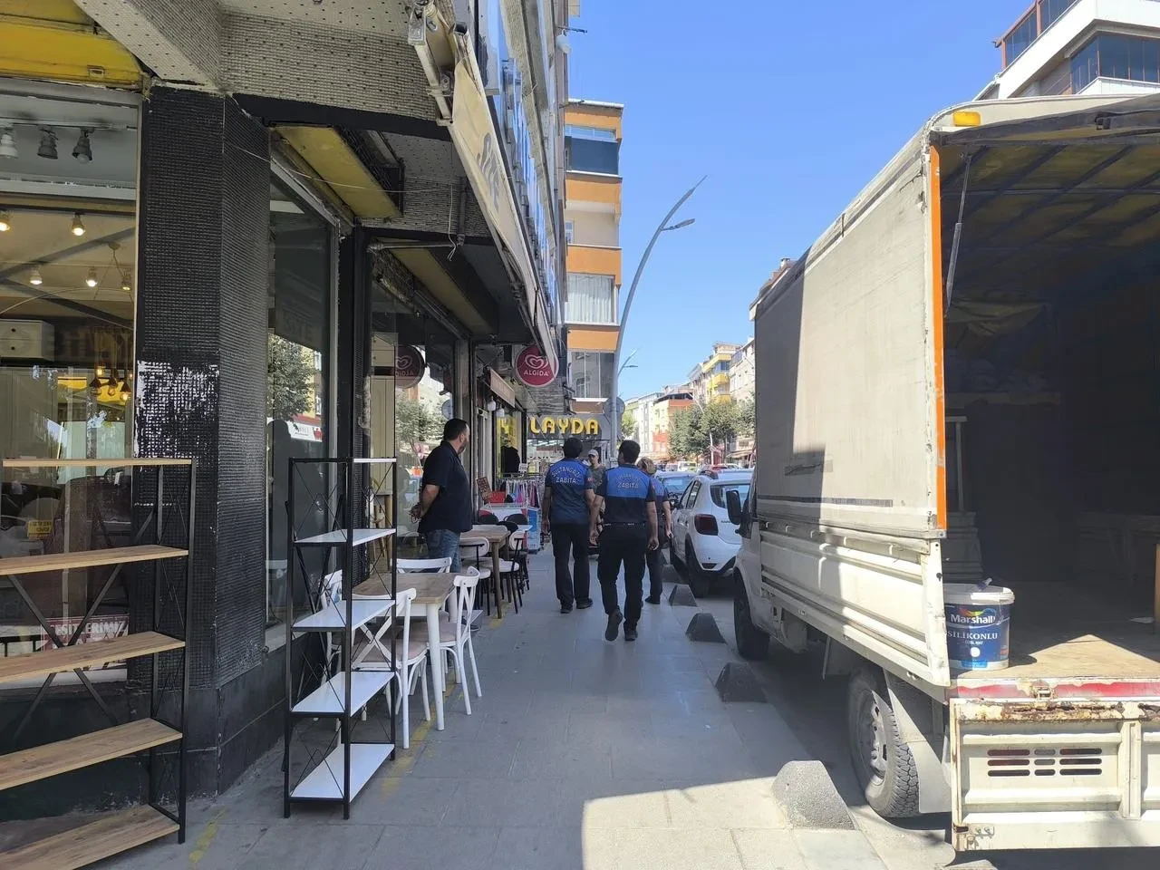 Sultangazi Belediyesi Zabıta Ekipleri Kaldırım İşgallerine Karşı Denetim Yapıyor