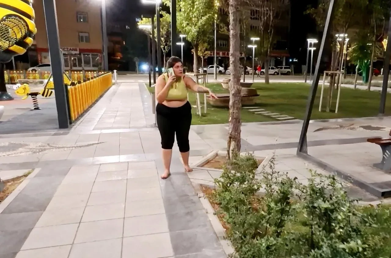 Aksaray'da kadın yardıma gelenleri darp etti ve polis tarafından gözaltına alındı