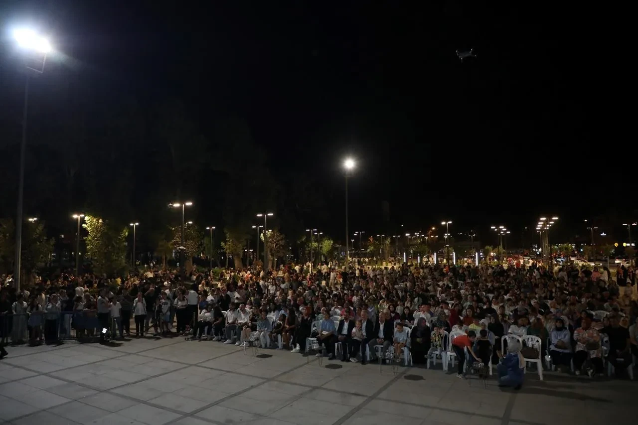 İnegöl Belediyesi'nin Aydın Şahin konseri büyük ilgi gördü
