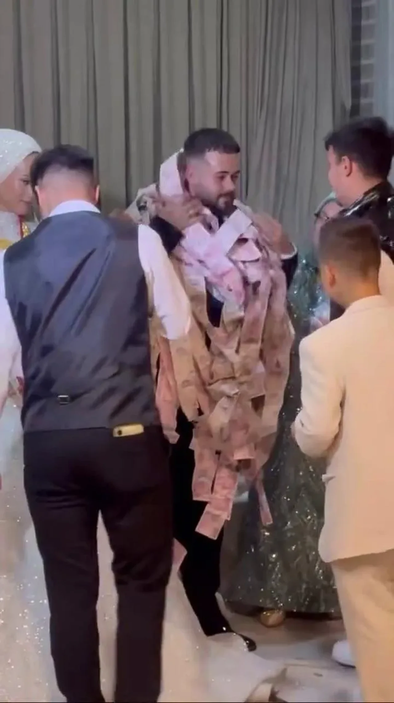 Bursa’da düğünde damada 50 metrelik para şeridi takıldı