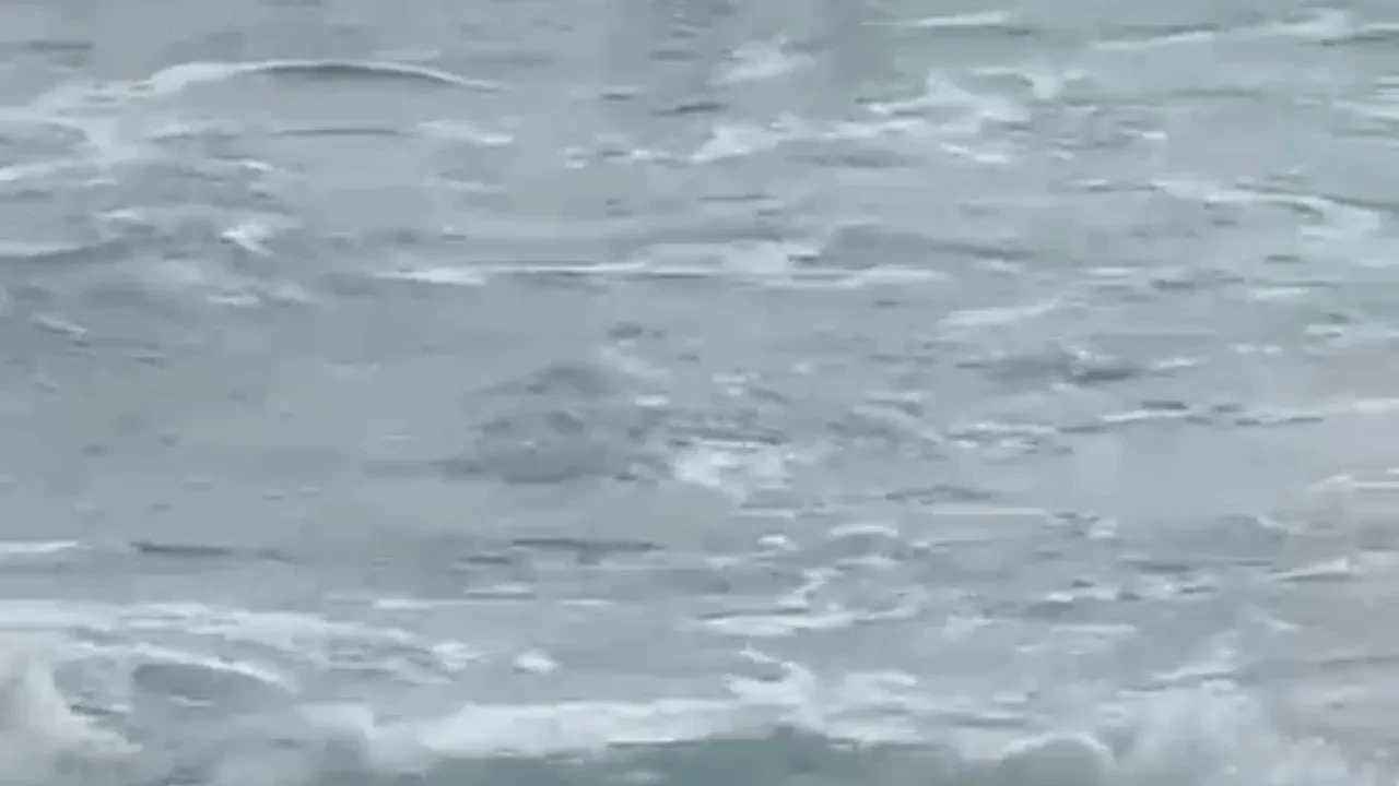 Hatay'da iki kız çocuğu rip akıntısından cankurtaran tarafından kurtarıldı