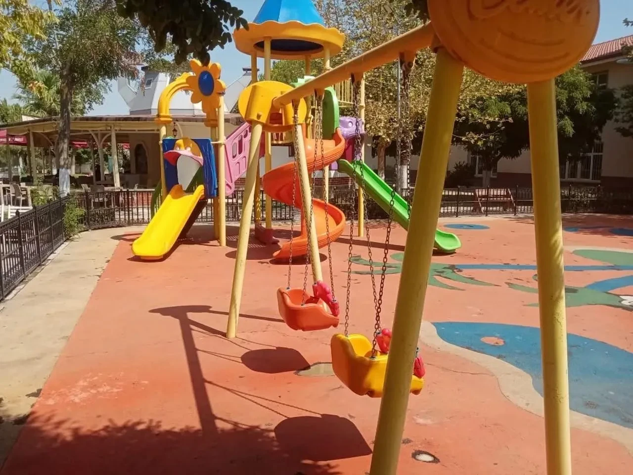 Germencik Belediyesi parkları dezenfekte ederek hijyenik ortam sağladı