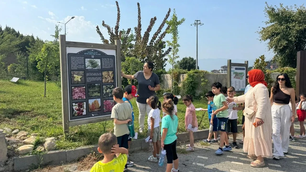 Düzce Üniversitesi öğrencileri botanik bahçesinde doğayı keşfetti.