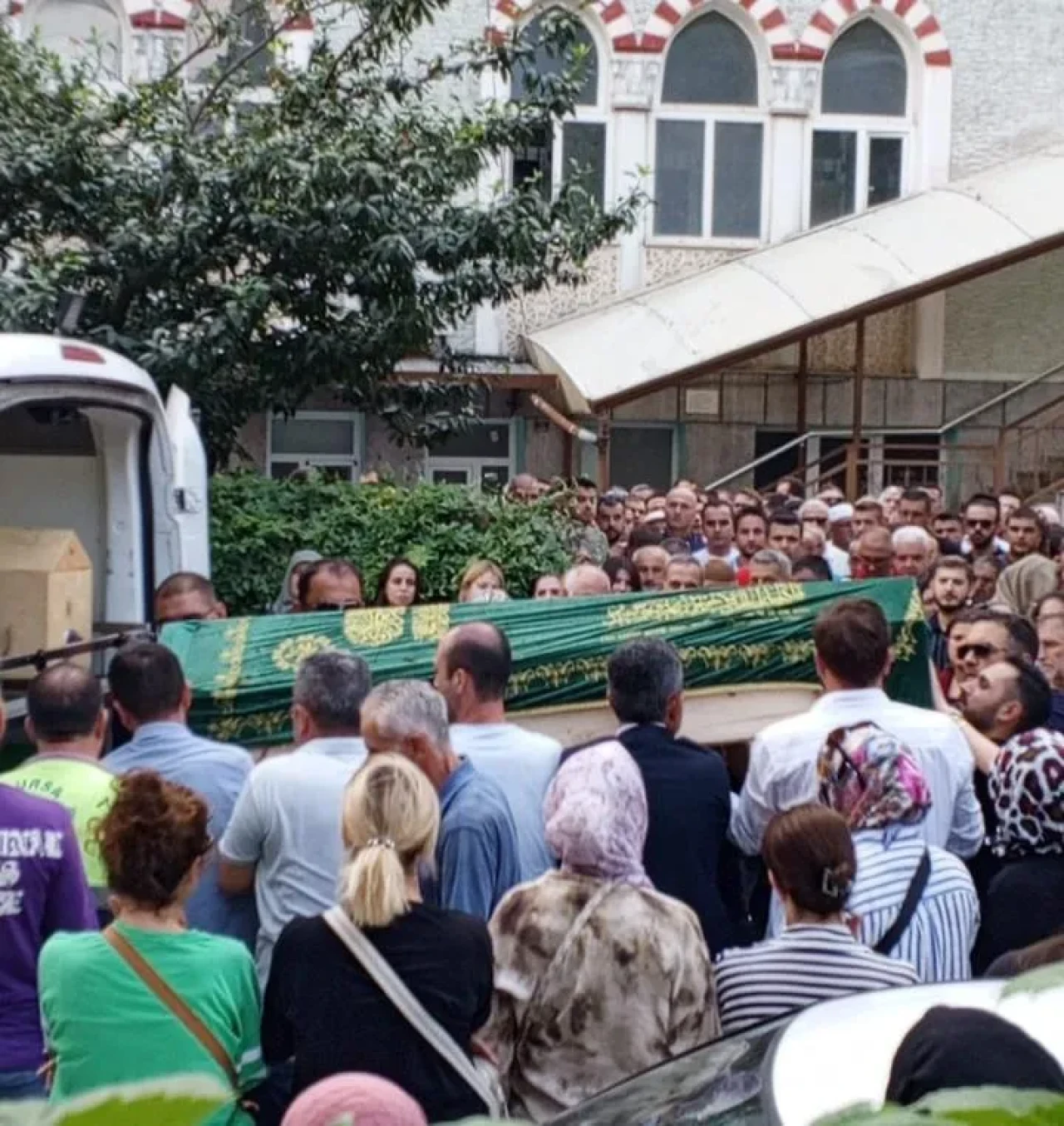 İnegöl’de kreş havuzunda fenalaşan Berra gözyaşlarıyla toprağa verildi