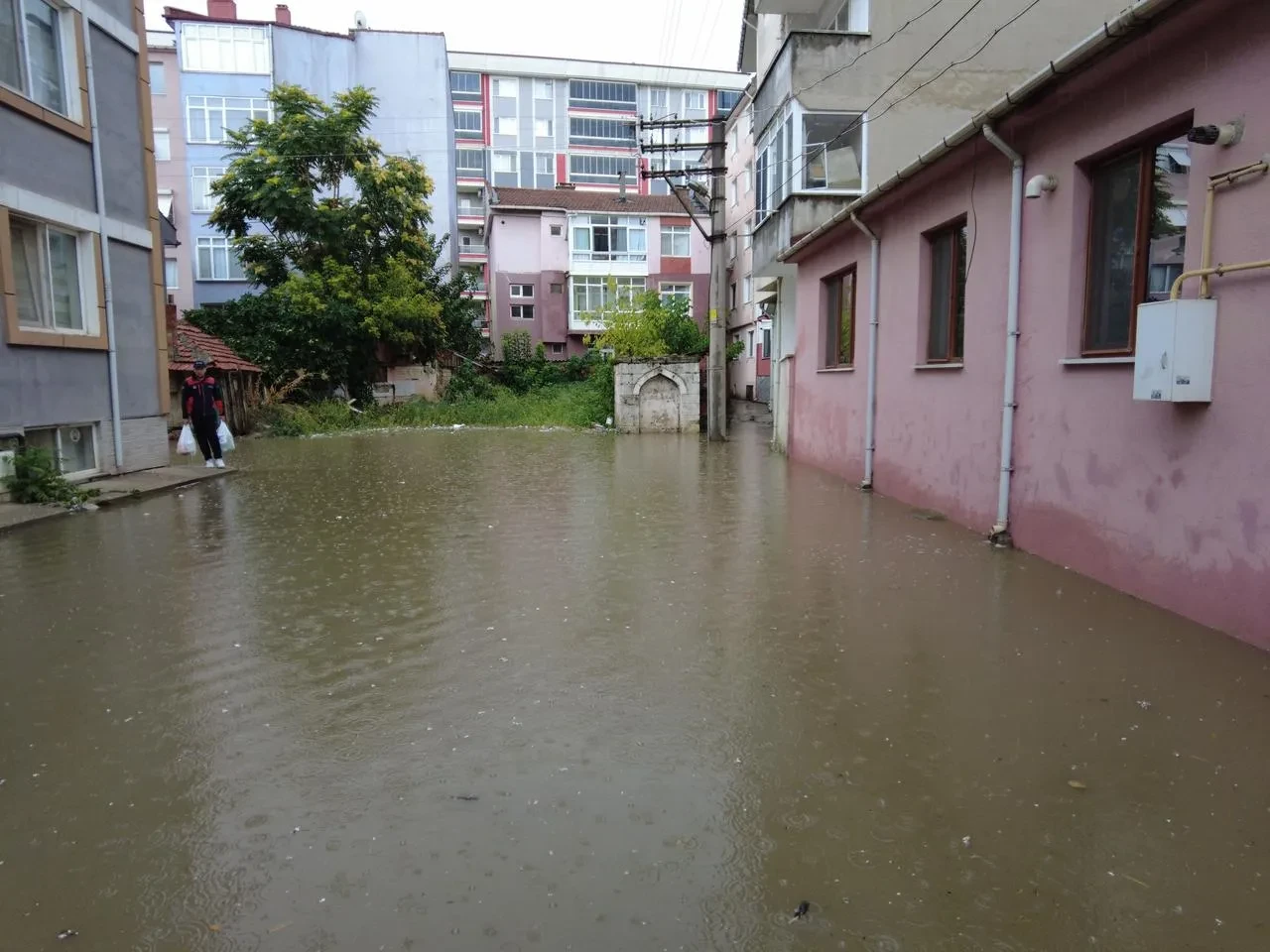 Edirne’de sağanak yağmur yolları göle çevirdi