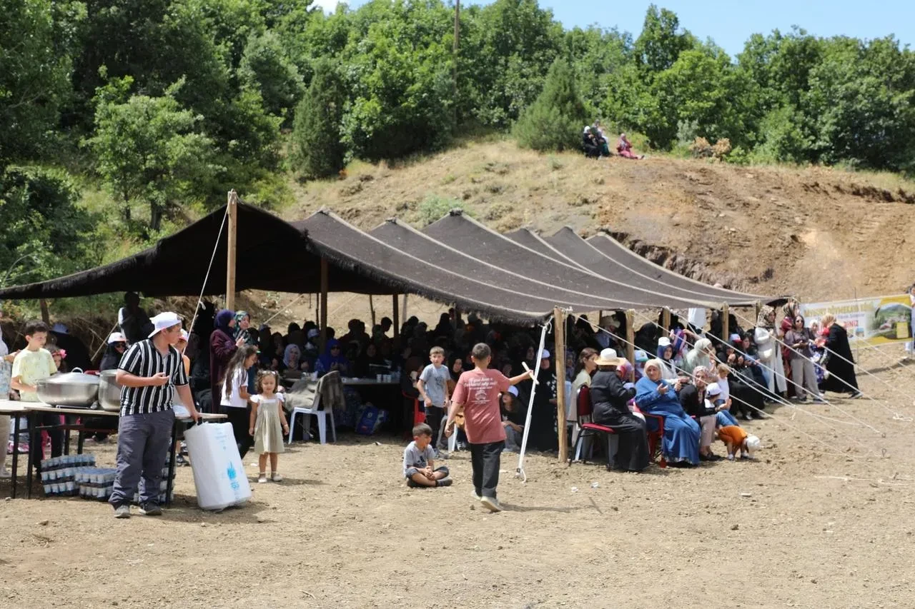 Bayburt’un Dövmekaya Köyünde ilk piknik şöleni düzenlendi