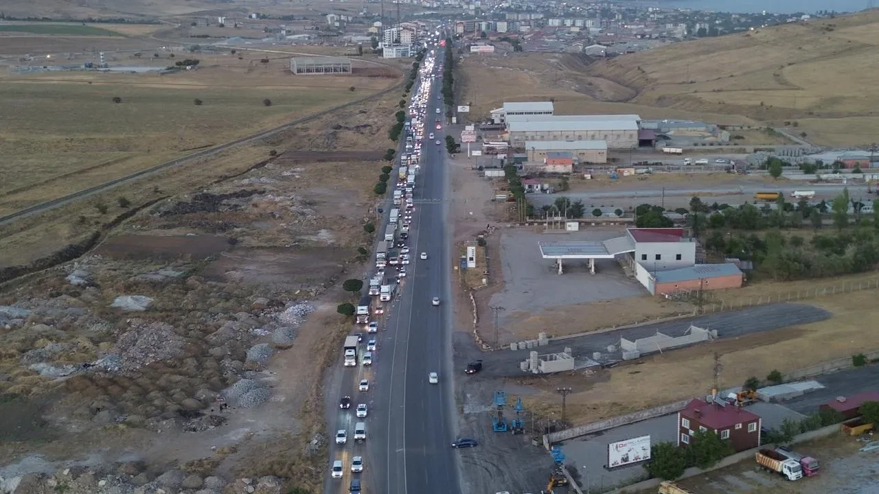 Bitlis Tatvan Kara Yolunda Uzun Araç Kuyruğu Oluştu