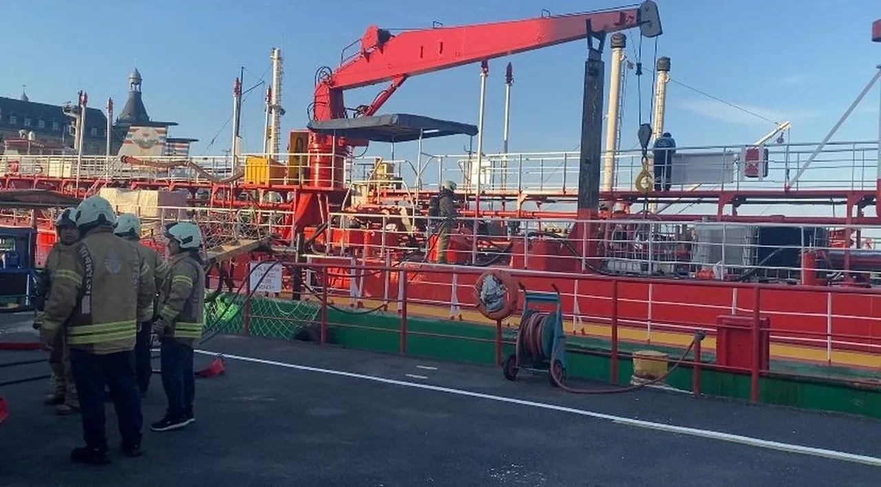 Haydarpaşa Limanı'nda yakıt ikmal gemisinde yangın çıktı, itfaiye hızla müdahale etti.