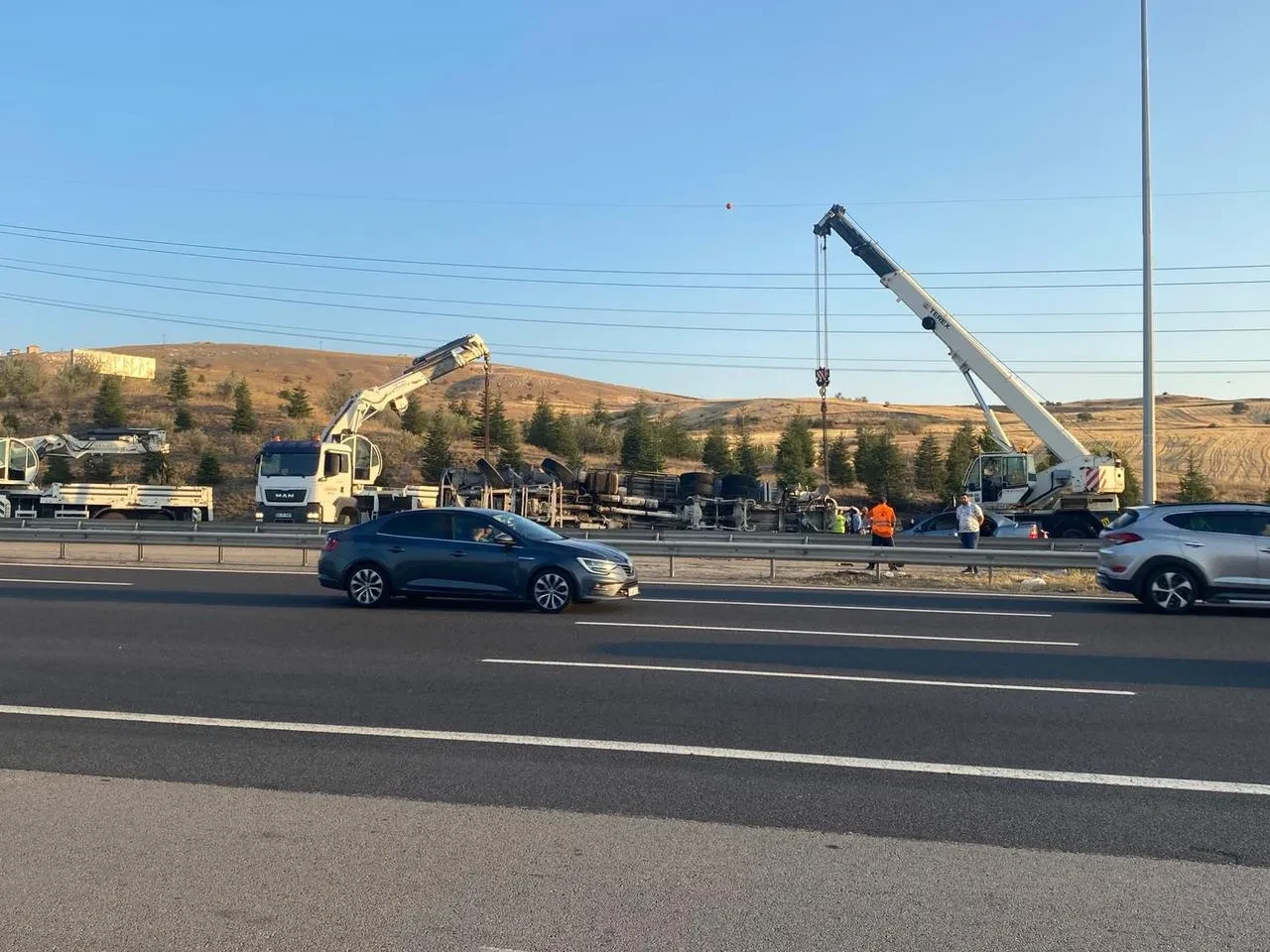 Ankara’da beton mikseri otomobilin üzerine devrildi 6 yaralı