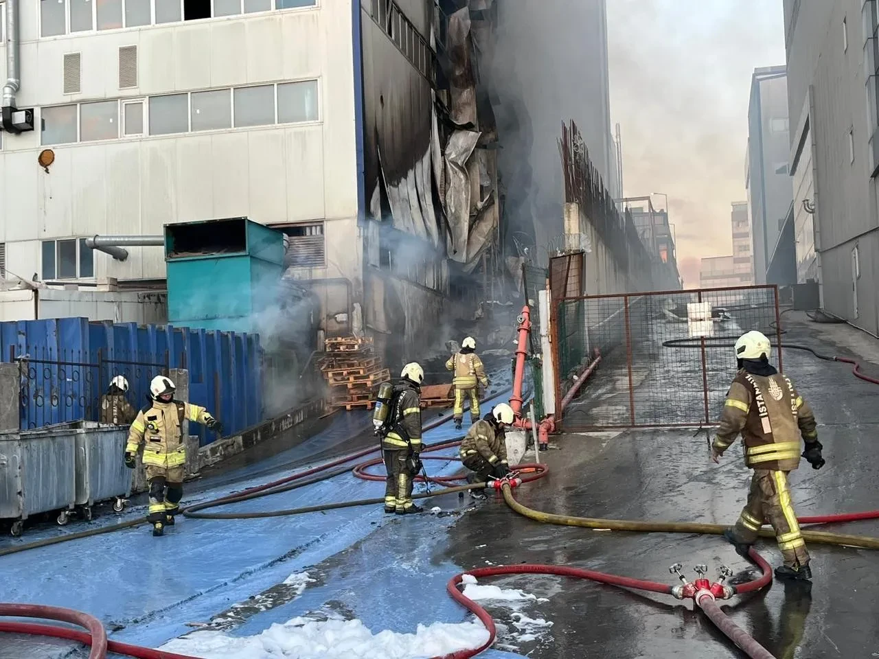 Arnavutköy’de 6 katlı fabrikada yangın çıktı itfaiye müdahalesi devam ediyor
