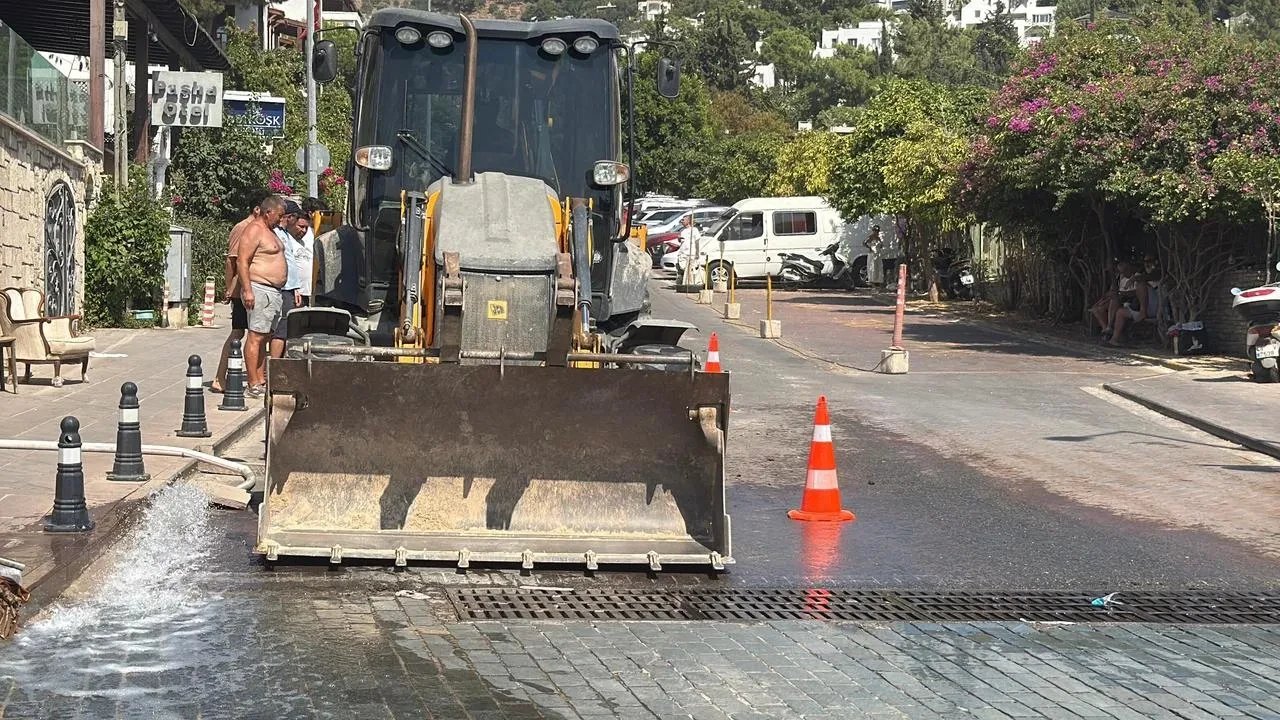 Bodrum'da Su Hattı Patlaması Sonucu İş Yeri Ve Depo Sular Altında