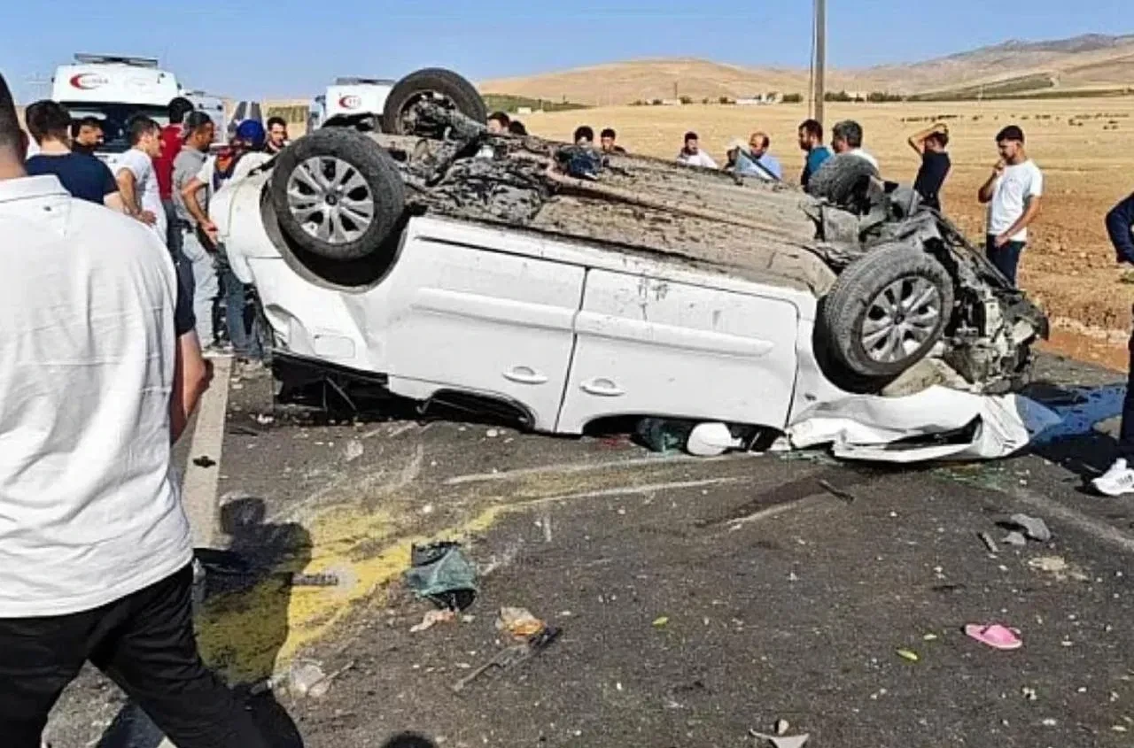 Siirt'in Kurtalan ilçesinde araç refüje çarparak ters döndü 6 yaralı